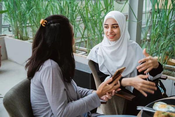 Arab muslim wanita dalam percakapan — Stok Foto