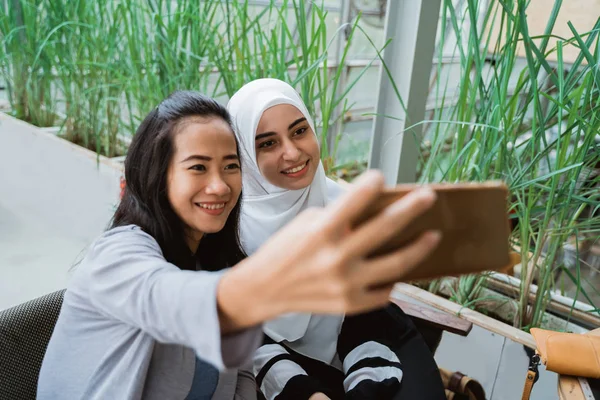 Muzulmán nő sálat figyelembe selfie — Stock Fotó