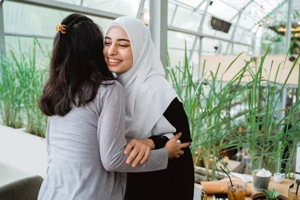 Wanita dengan syal memeluk dan meminta maaf — Stok Foto