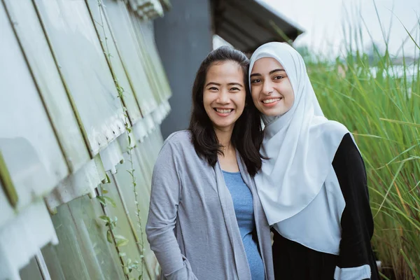 Médio oriental mulher amigo juntos — Fotografia de Stock