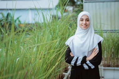 kolu çapraz orta doğu kadın