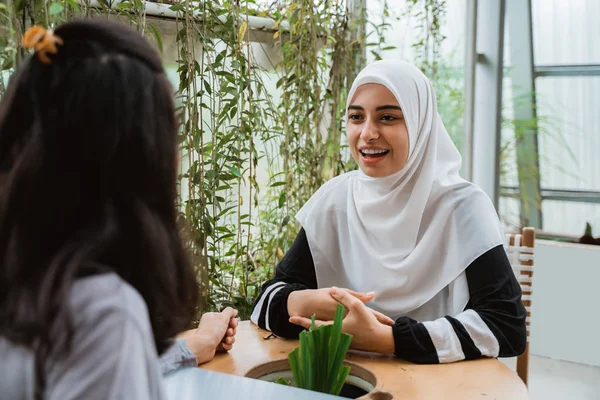 Árabe musulmana mujer hablar con amigo —  Fotos de Stock