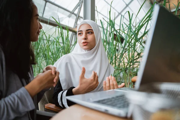 Arab muslim wanita dalam percakapan — Stok Foto