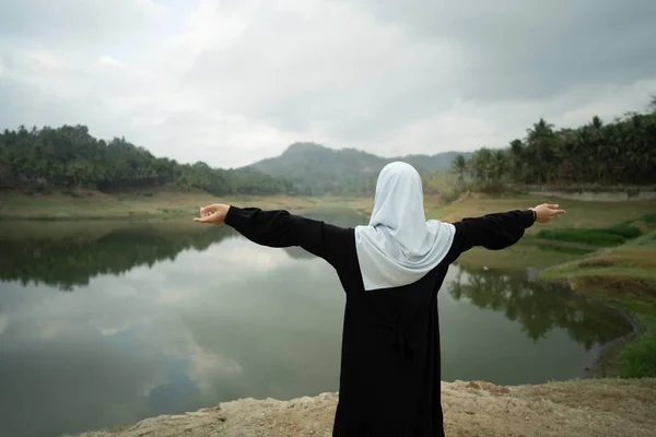 Bras ouvert femme musulmane en plein air — Photo