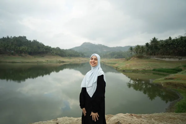スカーフ笑顔のイスラム教徒アラブの女性 — ストック写真