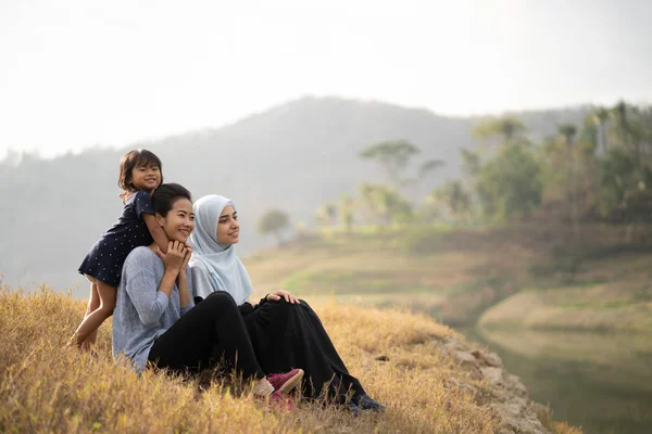 Musulmane femme ami et fille — Photo