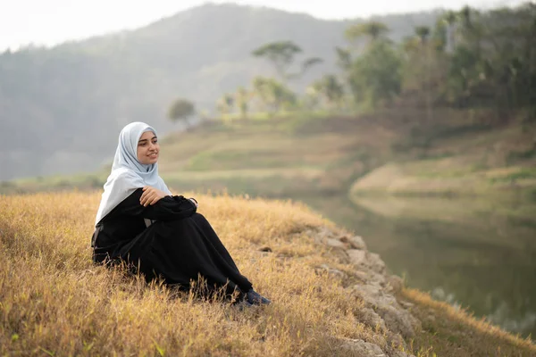 Muslimská Arabská žena s krásnou venkovní — Stock fotografie