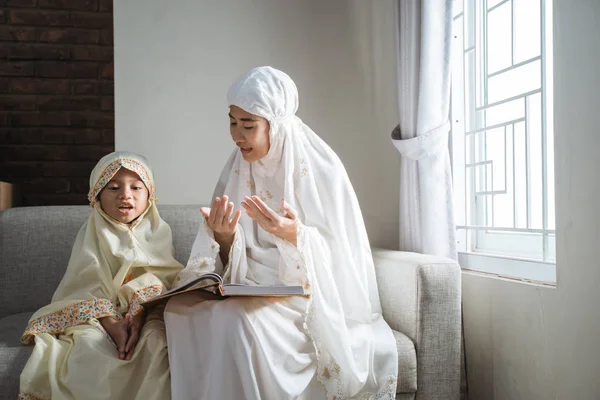 Matka a dítě čtení koránu — Stock fotografie