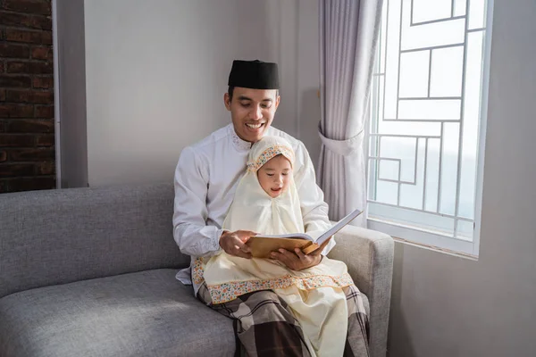 Moslim vader las koran voor met zijn dochter — Stockfoto
