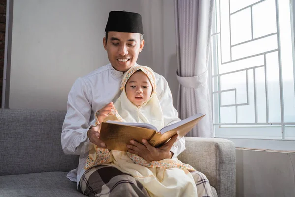 Baba kur'an okumayı kızına öğretmek — Stok fotoğraf