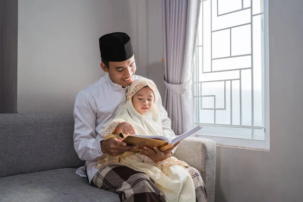 Muslim ayah membaca quran dengan putrinya — Stok Foto