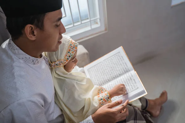 Daddy teach her daughter to read quran — Stock Photo, Image