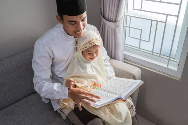 Muslim ayah membaca quran dengan putrinya — Stok Foto