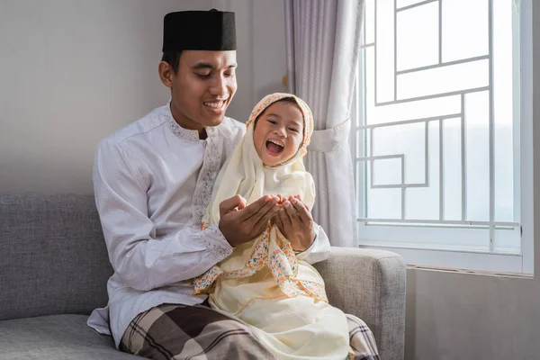 Muslim ayah dan anak berdoa bersama-sama — Stok Foto