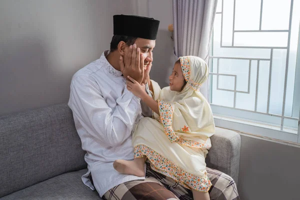 Asiatiska pappa lär sin dotter hur man ber — Stockfoto