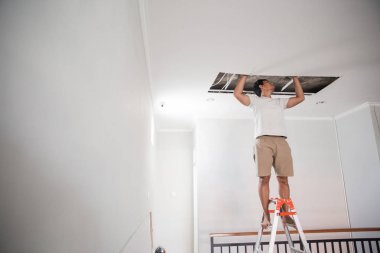 adam kırık tavan onarım