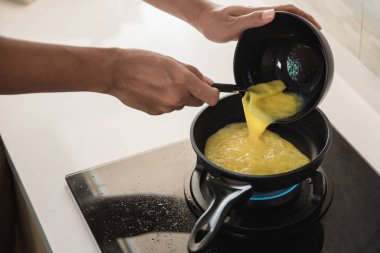 Ellerin yakın yumurta sallamak dökün 