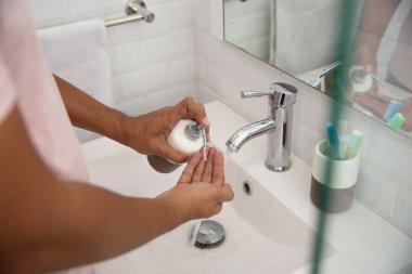 sabun kullanarak lavabo üzerinde el yıkama