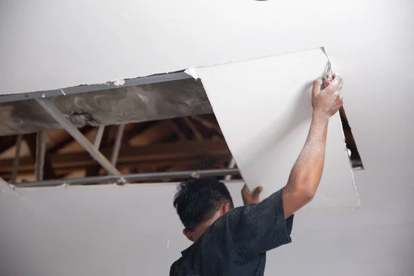 Hombre reparar el techo roto — Foto de Stock