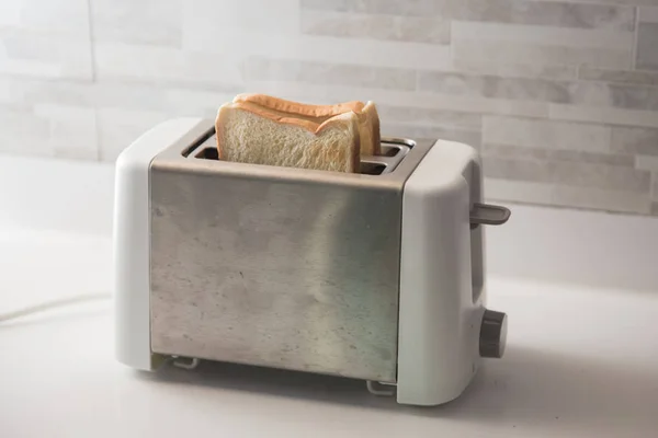 台所のトースターにパンを — ストック写真