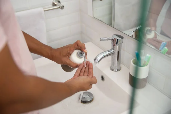Mycie rąk na umywalce za pomocą mydła — Zdjęcie stockowe