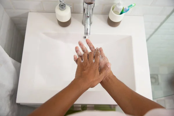 Lavado a mano en el lavabo con jabón — Foto de Stock