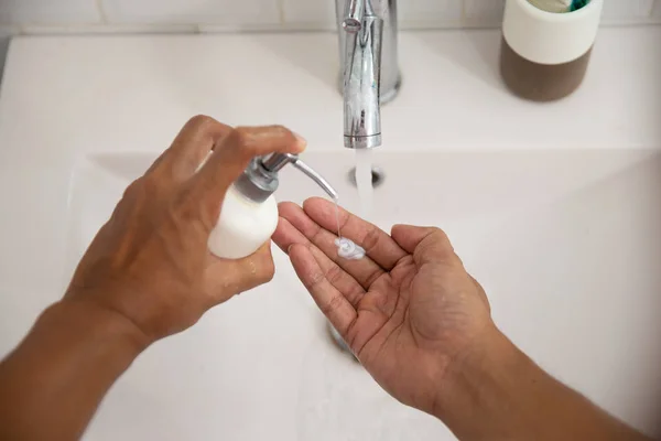 Händewaschen auf Waschbecken mit Seife — Stockfoto