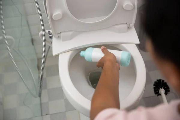 Hand gesture cleaning toilet — Stock Photo, Image