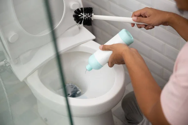 Ręka gest sprzątanie WC — Zdjęcie stockowe