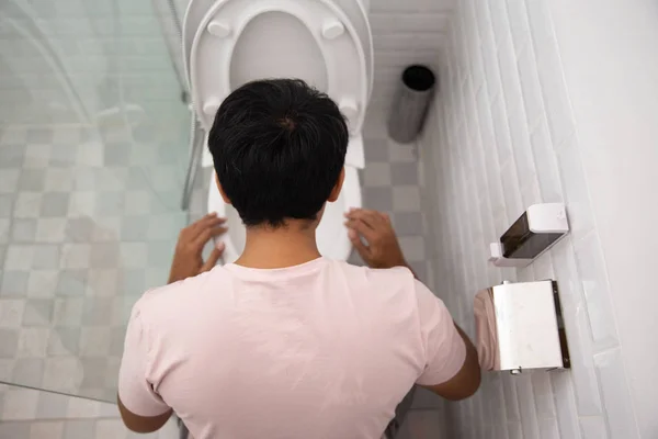 Sex masculin vomita pe toaleta trage — Fotografie, imagine de stoc
