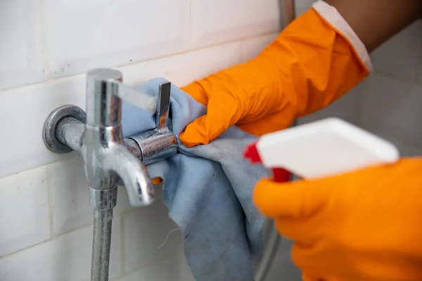 Grifo de limpieza de manos en el baño — Foto de Stock