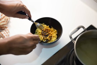 mutfakta anlık erişte pişirme