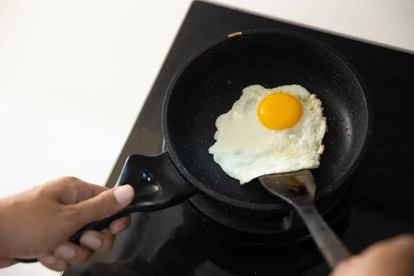 Händerna håller spatel att stek äggröra — Stockfoto