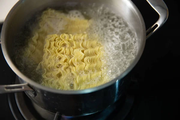 Vaření instantní nudle v kuchyni — Stock fotografie