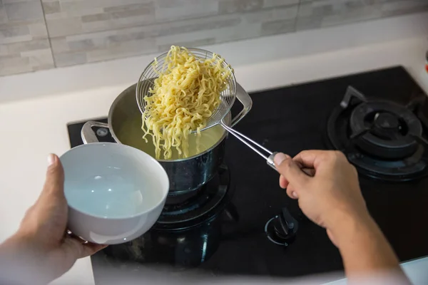 Gotowanie Instant Noodle w kuchni — Zdjęcie stockowe