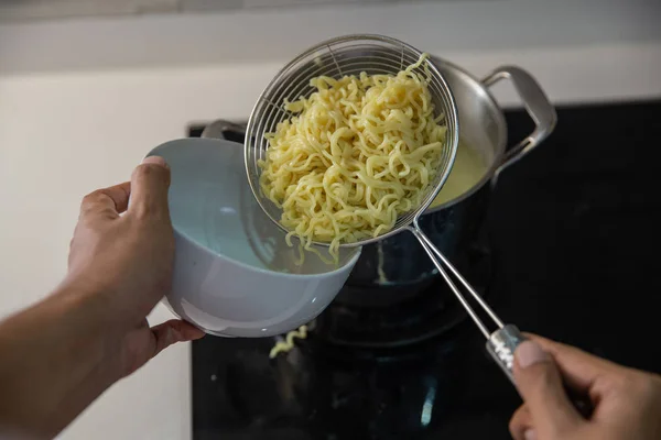 Cuisson nouilles instantanées dans la cuisine — Photo