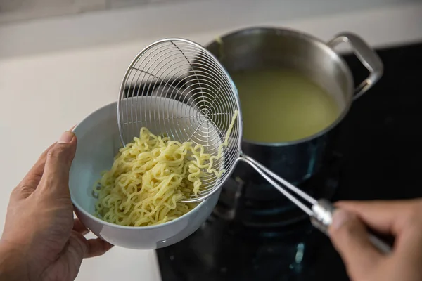 Vaření instantní nudle v kuchyni — Stock fotografie