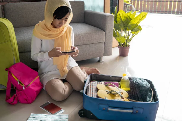 Moslimvrouw reizende concept — Stockfoto
