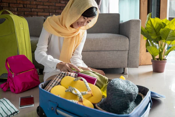 イスラム教徒の女性旅行コンセプト — ストック写真