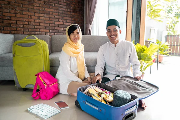 Muslim pasangan konsep bepergian — Stok Foto