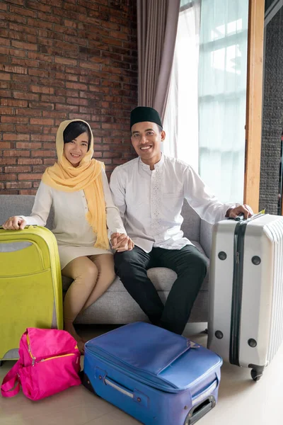 Evde müslüman çift seyahat kavramı — Stok fotoğraf