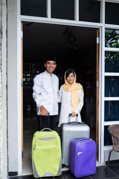 Coppia musulmana concetto di viaggio a casa — Foto Stock