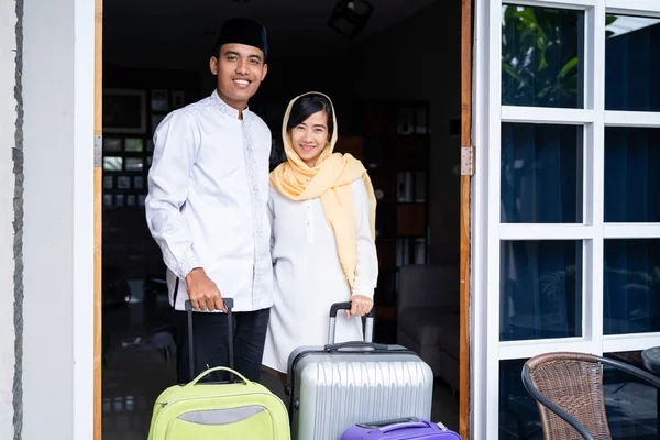 Pareja musulmana viajando concepto en casa —  Fotos de Stock