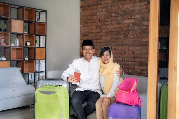 Pasangan muslim bepergian konsep di rumah — Stok Foto