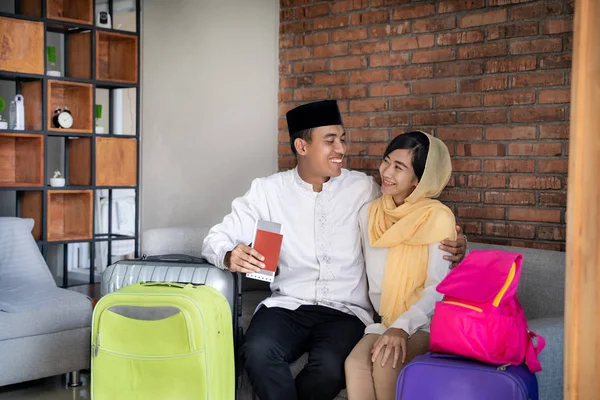 Мусульманская пара путешествует концепция дома — стоковое фото