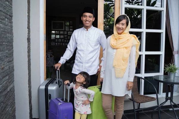 Asiático muçulmano família viajando conceito — Fotografia de Stock