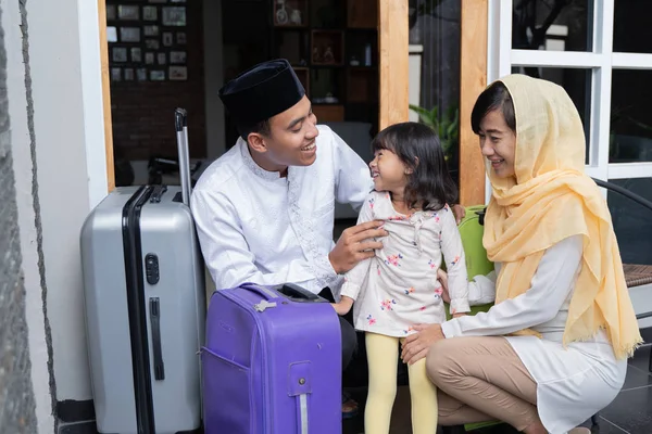 Asiatisch-muslimisches Familienreisekonzept — Stockfoto