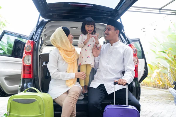 Moslim familie met koffer voor reizen — Stockfoto