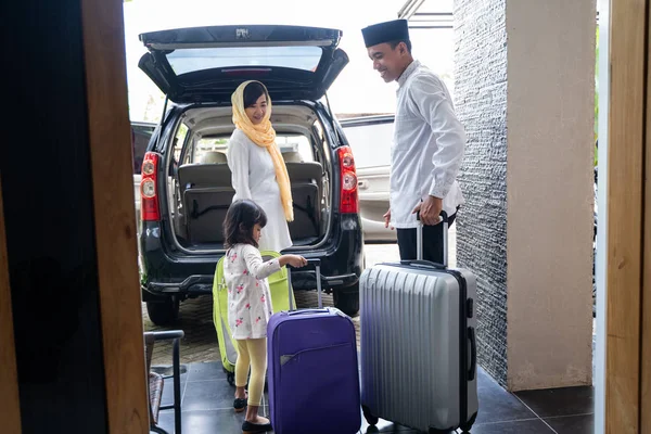 Азіатська мусульманська сім'я подорожуюча концепція — стокове фото