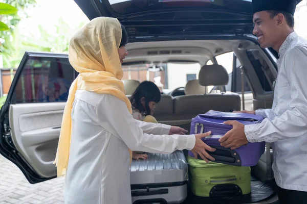 Muzulmán asian pár fel bőrönd az autó törzs — Stock Fotó